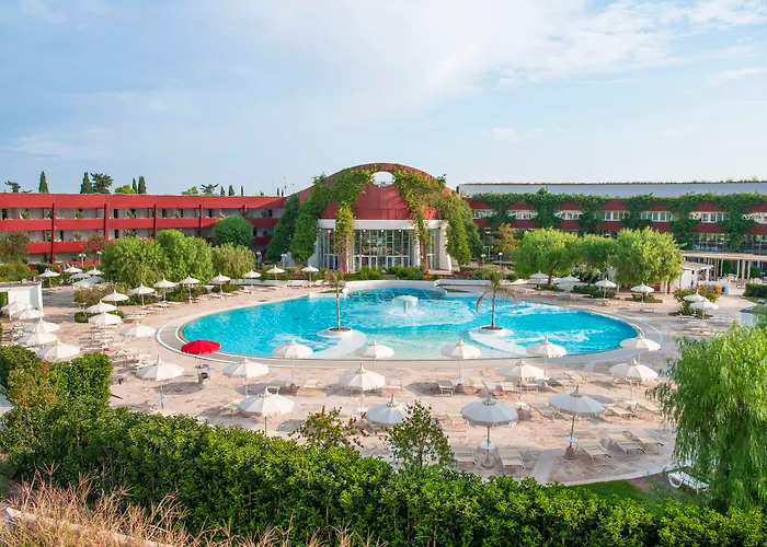 منتجع Calane Village 4*